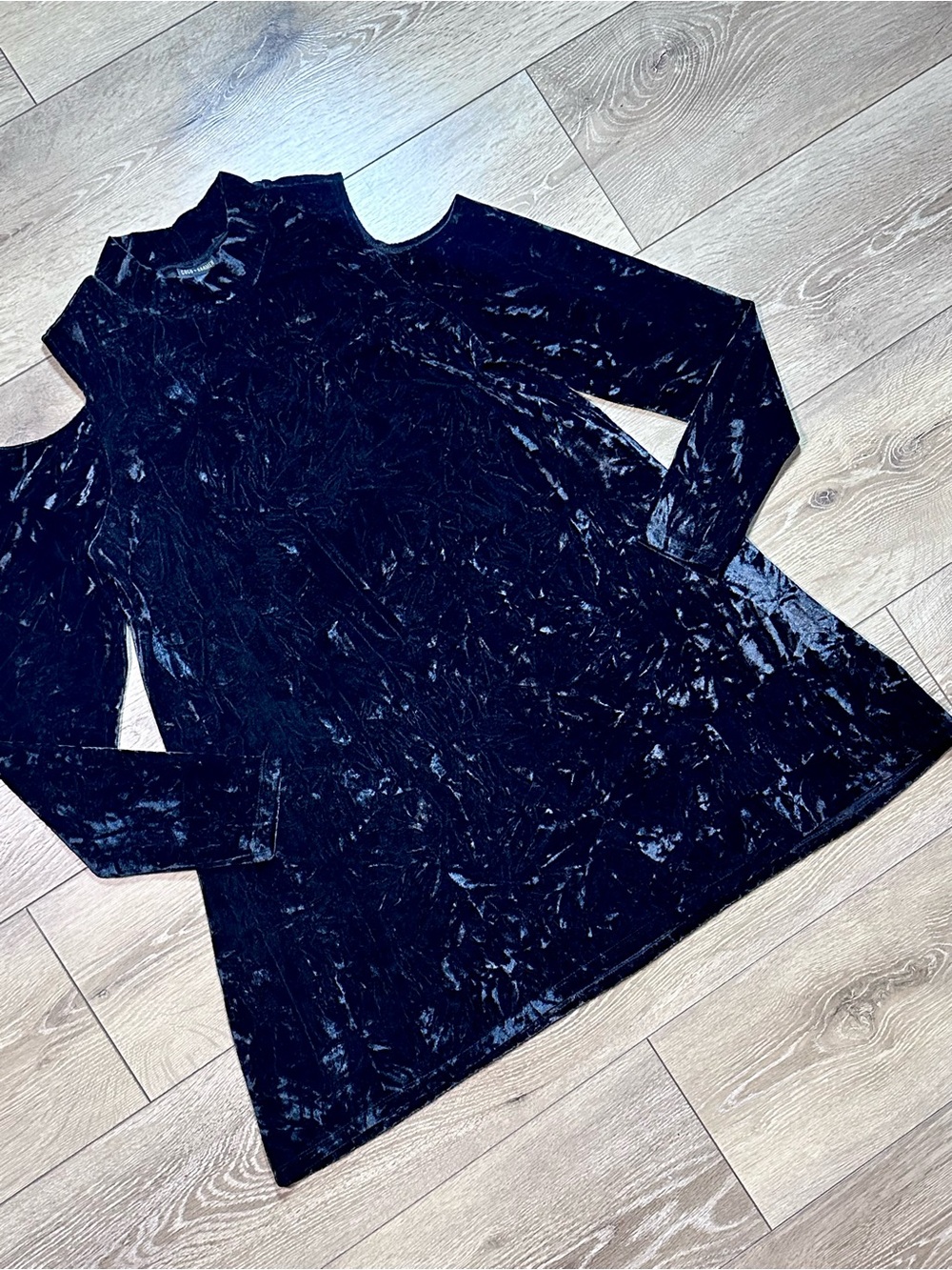 Coco + Carmen Velvet Mock Neck Cold Shoulder Long Sleeve Mini Dress - Picture 4 of 12